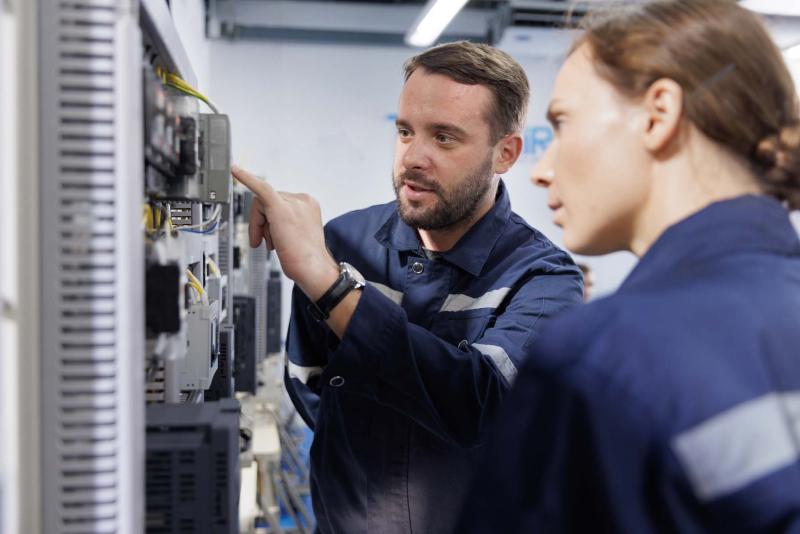Electrical and electronics technicians