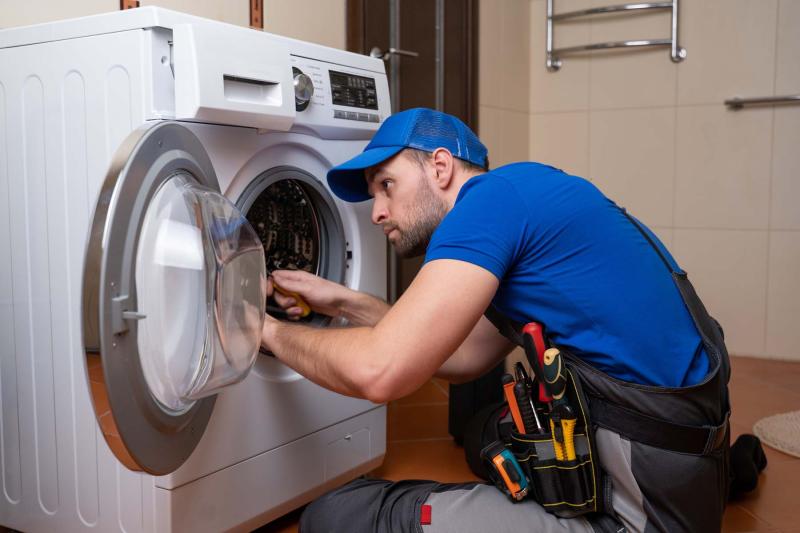 Electrical service and maintenance mechanics and repairers