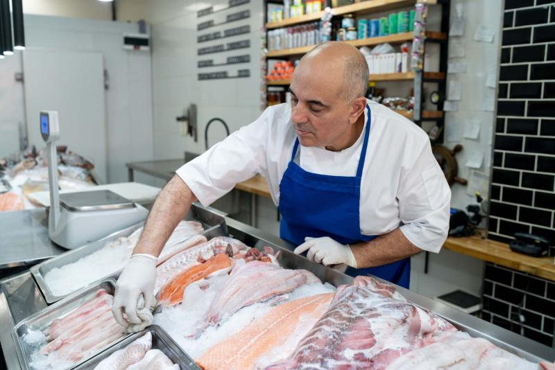Fishmongers and poultry dressers