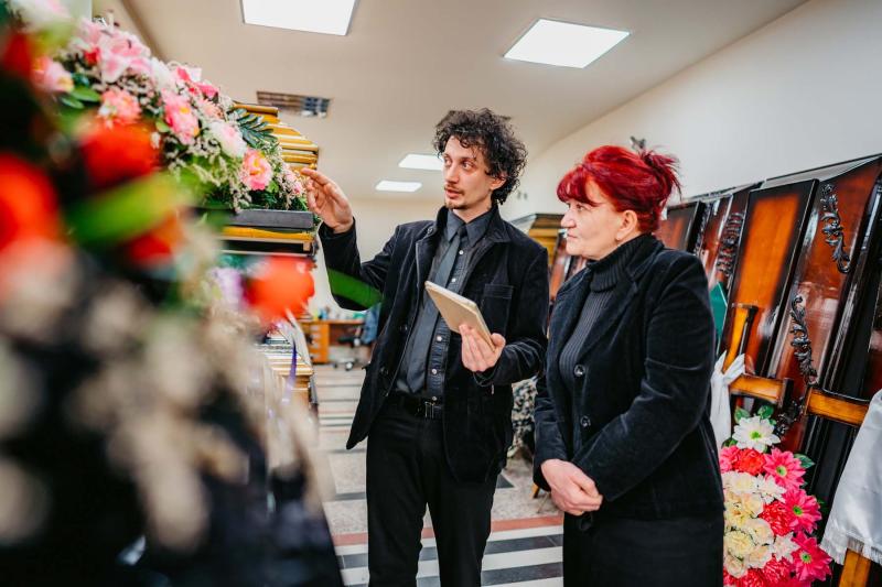 Undertakers, mortuary and crematorium assistants