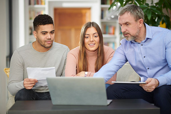 Financial services customer adviser