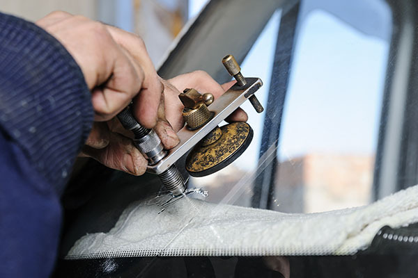 Windscreen fitter